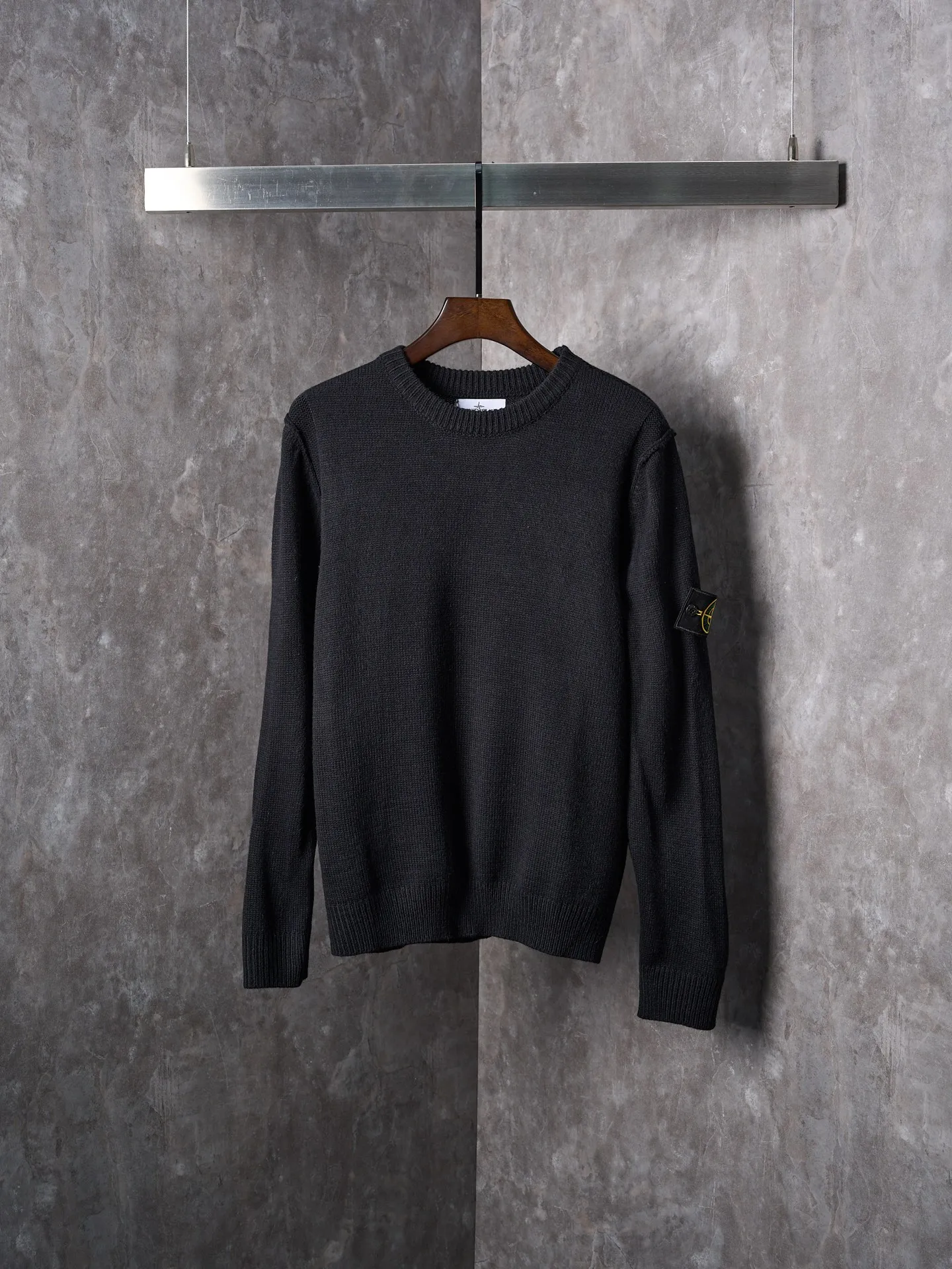 P410 Actual auction】Stonesland/Stone Island knitted round neck long-sleeved sweater with embroidered arm logo [Color] Black Gray Apricot [Ready Stock] S M L XL Made of 30% wool, 50% cotton, 20% spandex. The arm embroidery logo is made of double-layer soft leather, with embroidery logo technology on the surface and embellishment with the brand logo. Comes with laser engraved metal buttons. Garment washing-fixing color-fixing pattern-removing wool impurities.  This style is woven with a 7-needle imported machine, with knitted threads on the neck and hem, and embroidered logos on the arms to present the brand vision.